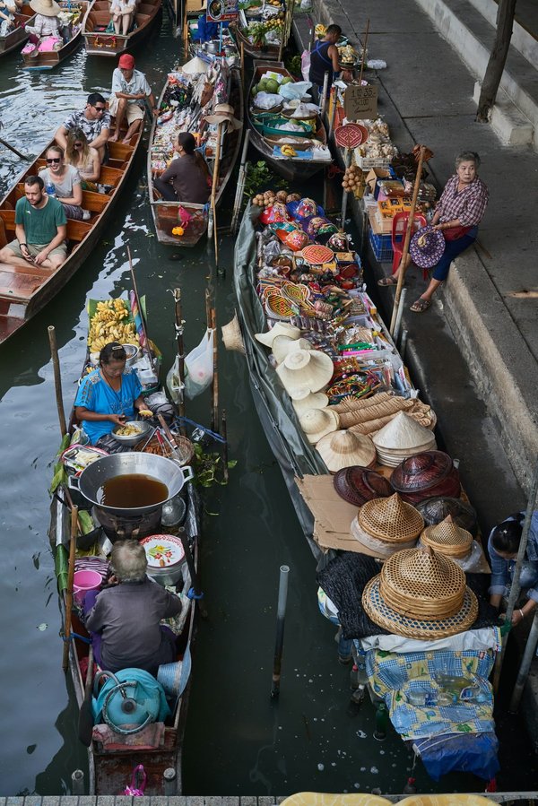 Comment découvrir les traditions des marchés flottants en Thaïlande?