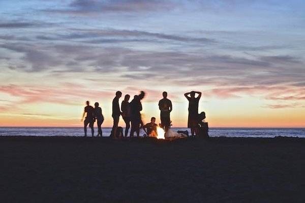 Quels sont les conseils pour un camping en bord de mer avec des marées importantes?